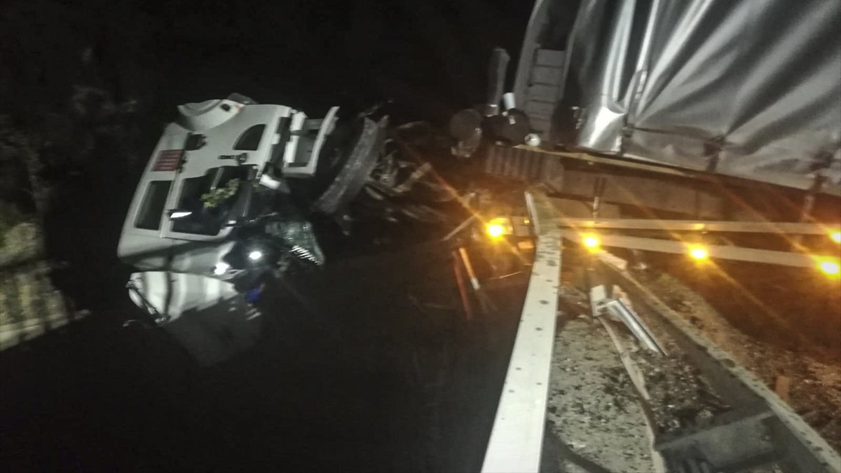 Erzurum'daki trafik kazasında tırdan suya düşen 1 kişi öldü, 3 kişi yaralandı