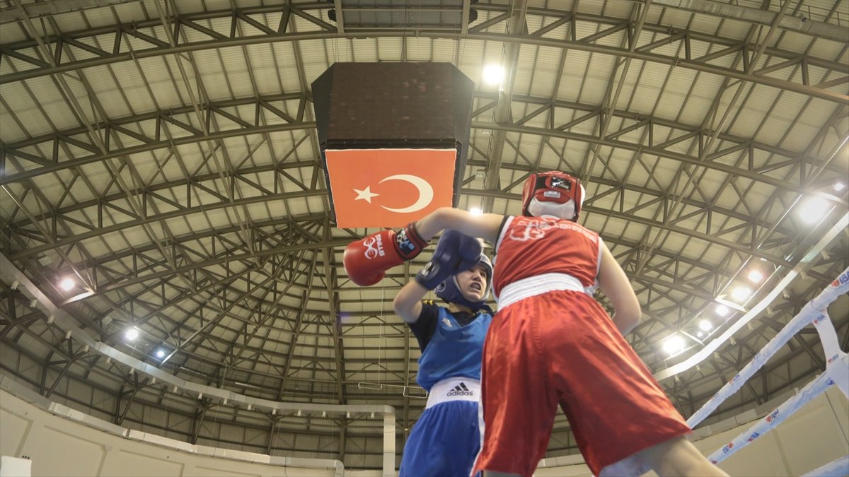 Erzurum'daki Üst Minikler Boksun Yıldızları Türkiye Şampiyonası sürüyor