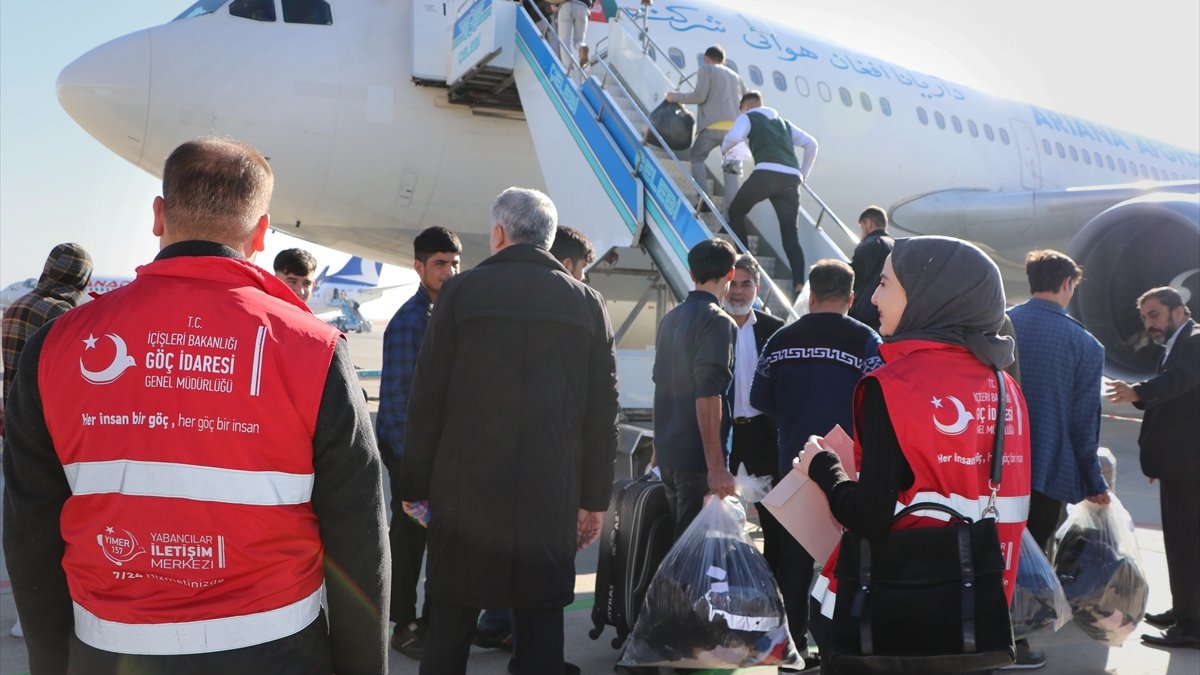 Erzurum'dan Afganistan uyruklu 227 düzensiz göçmen ülkelerine gönderildi