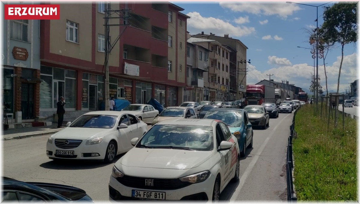 Erzurum - Erzincan karayolunda bayram yoğunluğu
