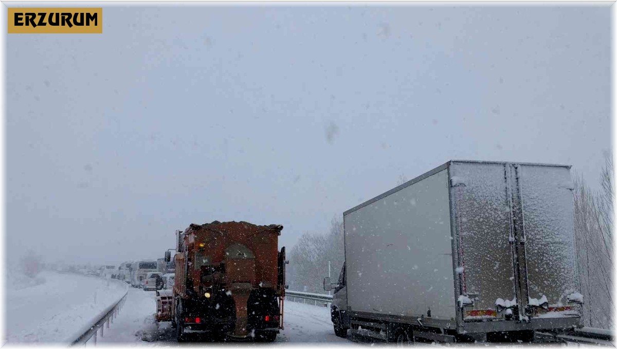 Erzurum-Erzincan karayolunda yüzlerce araç mahsur kaldı