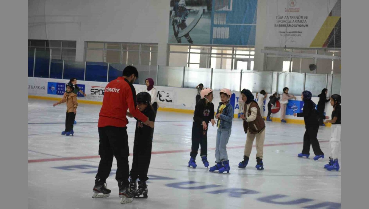 Erzurum GSİM'den Yaz Kur'an Kurslarına buz pateni eğitimi