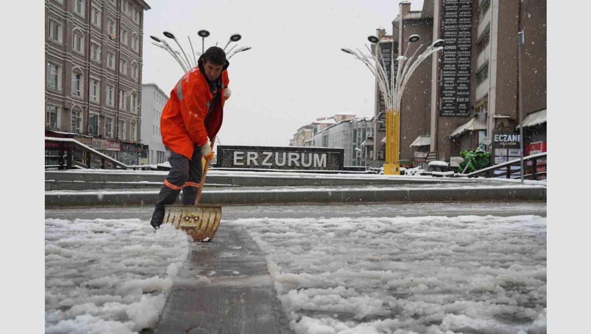 Erzurum güne kar ile uyandı