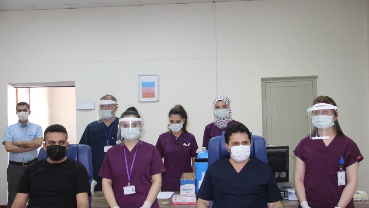 Erzurum İl Milli Eğitim Müdürü ve 4 köy öğretmeni Covid-19 aşısı oldu