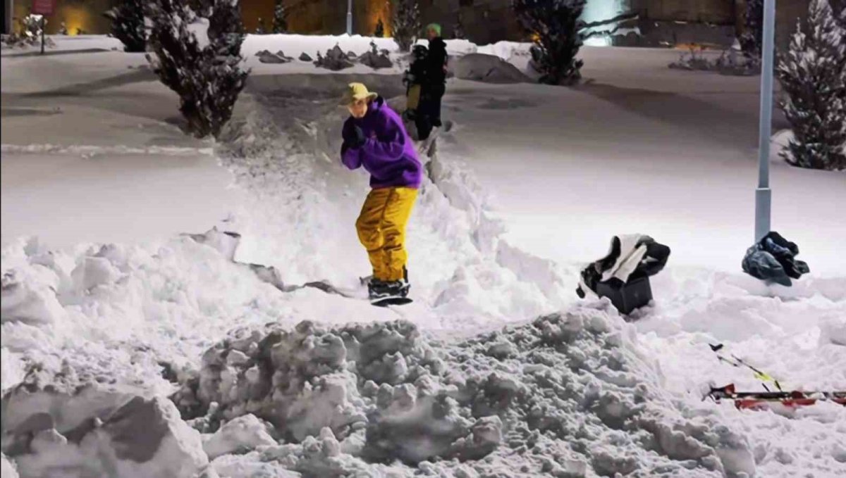 Erzurum kalesi önünde snowboard gösterisi