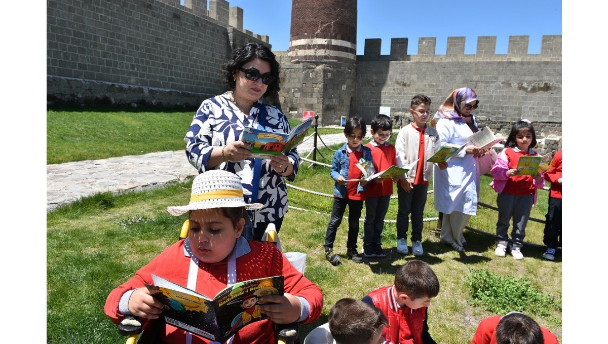 Erzurum kalesinde okuma şenliği