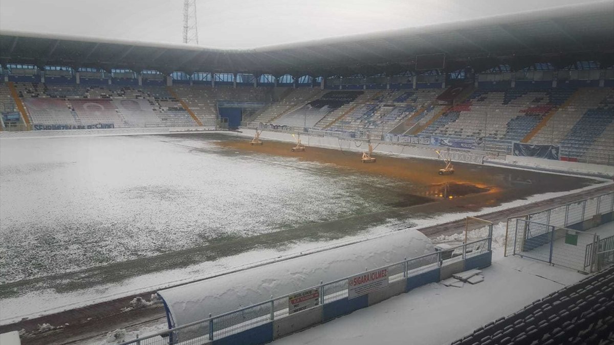 Erzurum Kazım Karabekir Stadı'nda kar temizleme çalışması yapılıyor