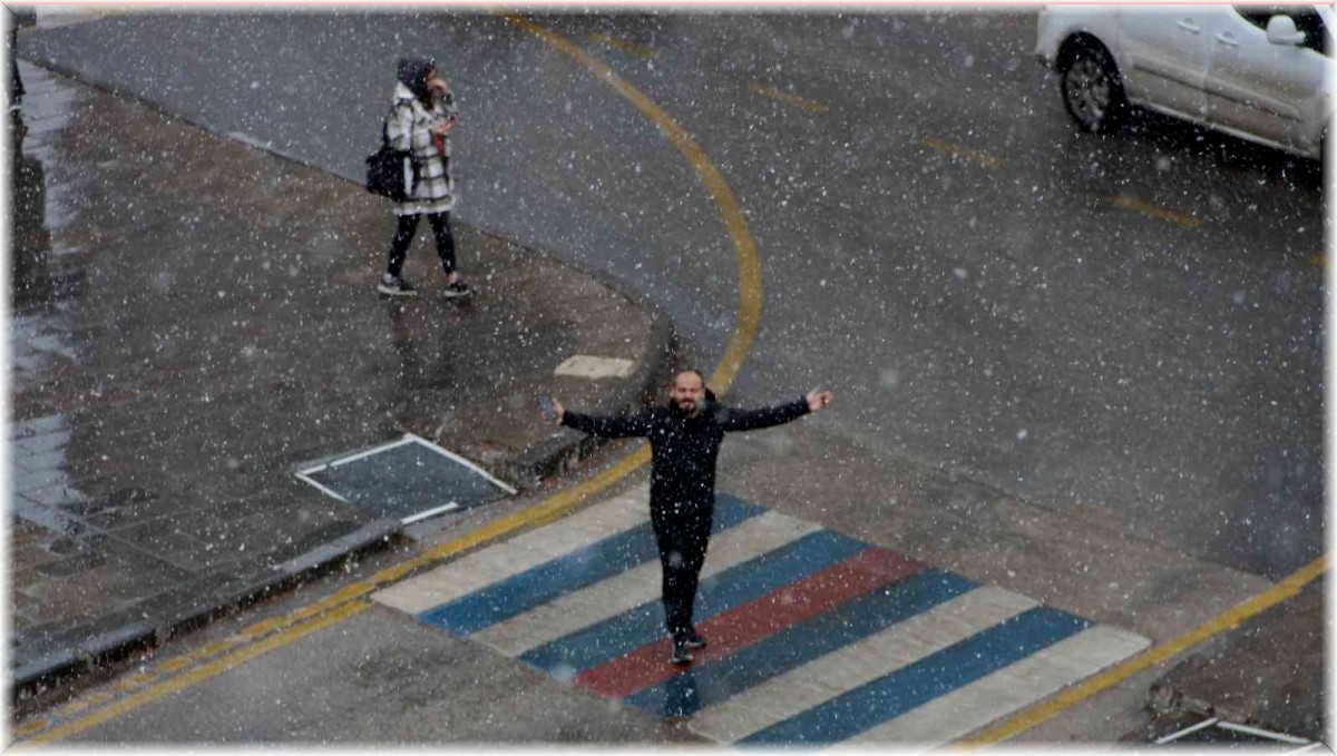 Erzurum lapa lapa yağan kara teslim