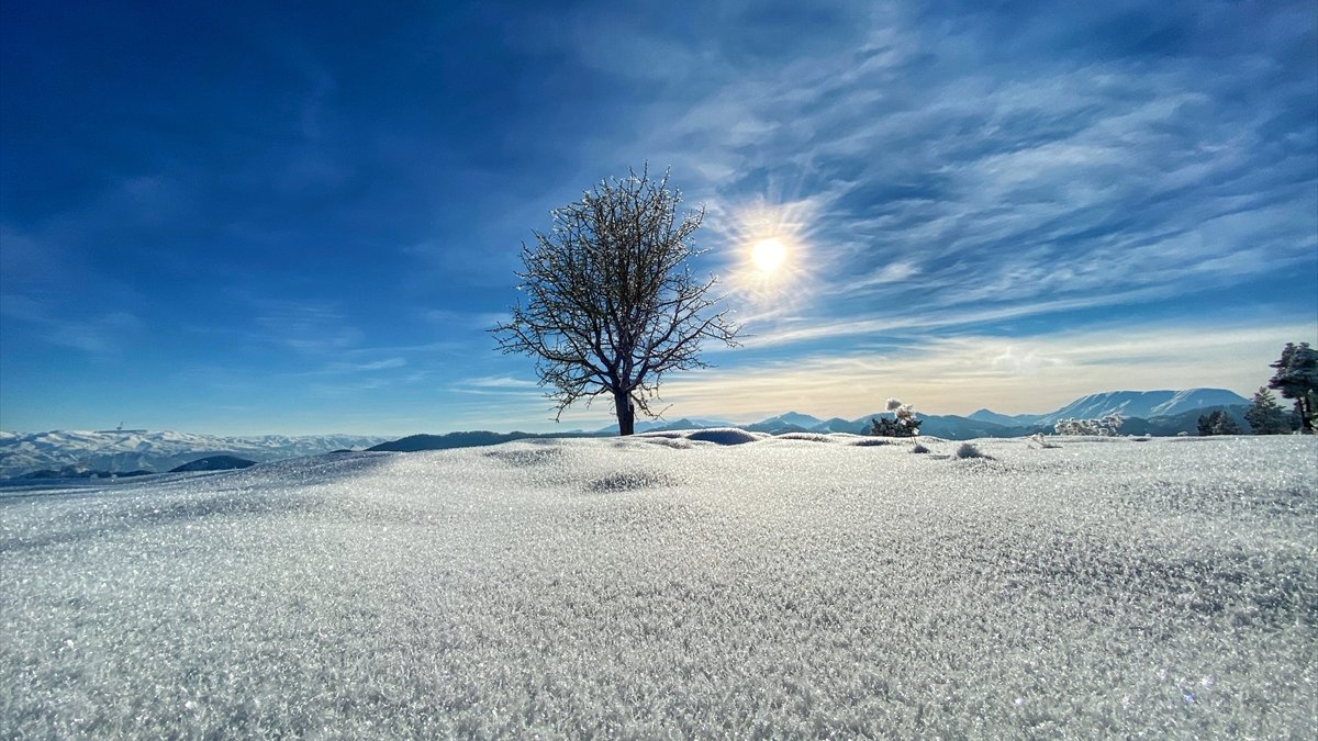 Erzurum Oltu'daki Dipsiz Göl soğuk hava nedeniyle buz tuttu