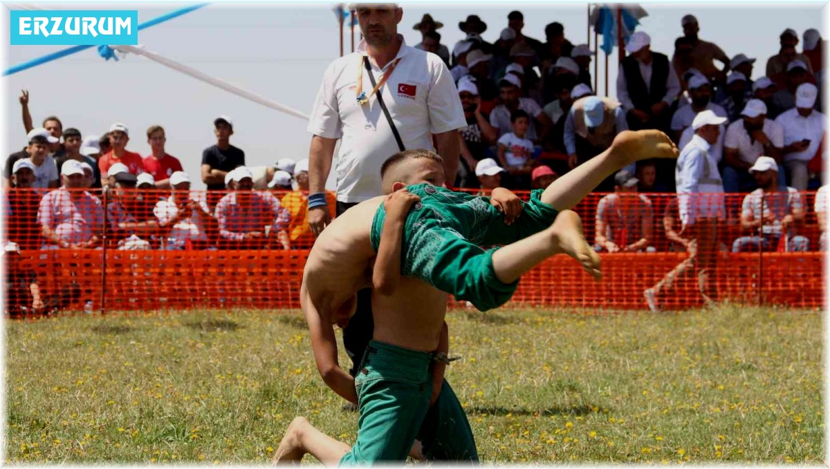 Erzurum Ovası Güreş Festivali'nde güreşçiler nefes kesti