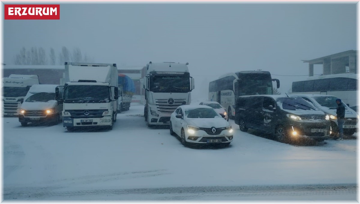 Erzurum'un Erzincan ve Bayburt yolları trafiğe kapatıldı