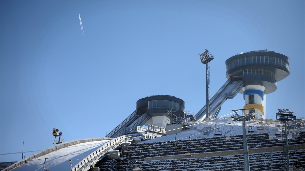 Erzurum'un simgelerinden kayakla atlama kuleleri yaz kış sporculara ev sahipliği yapıyor