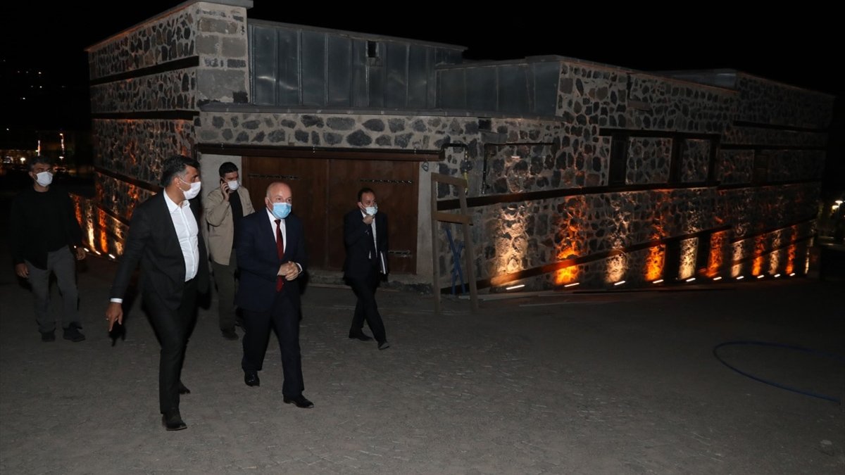 Erzurum'un tarihi mekanları gece ışıklandırma sistemiyle renklendi