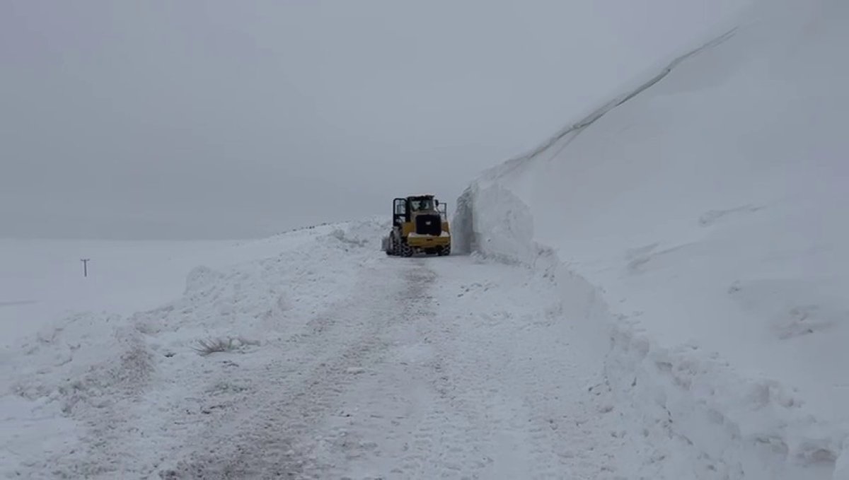 Erzurum'un Tekman ilçesinde kar kalınlığı 5 metreyi buldu