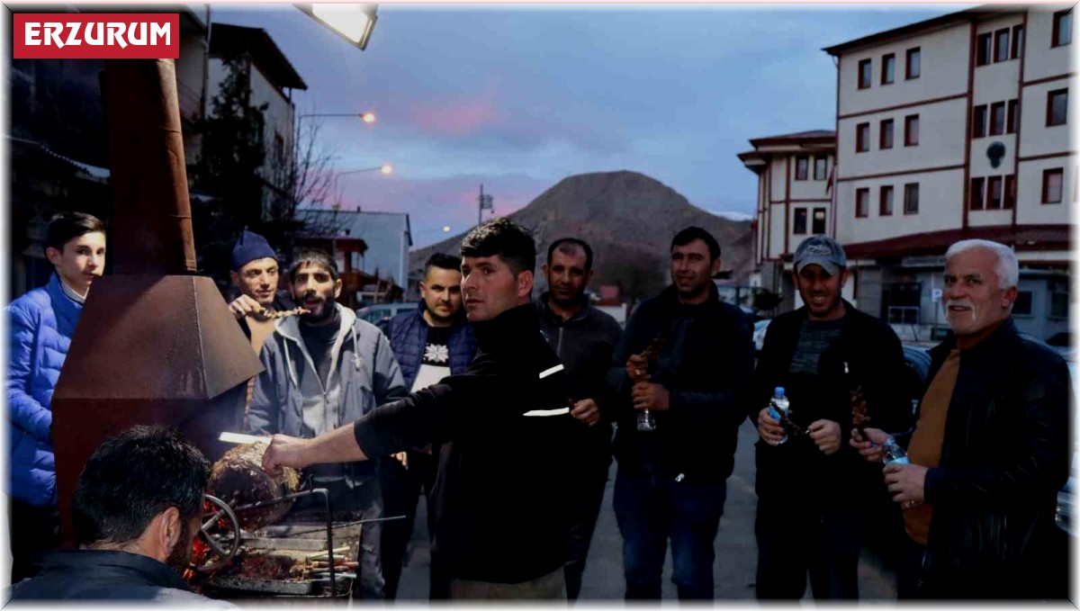 Erzurum'un tescilli lezzeti 'cağ kebabı' iftar sofralarının vazgeçilmezi oldu