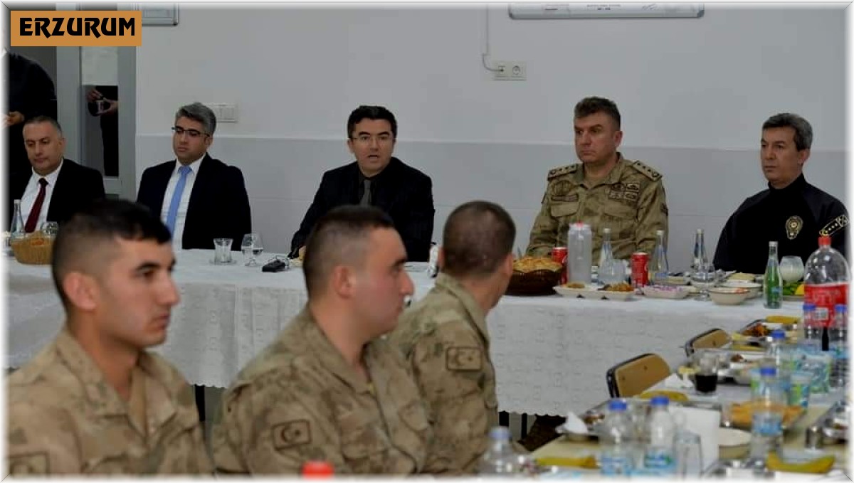 Erzurum Valisi Memiş, iftarını jandarma karakolunda açtı