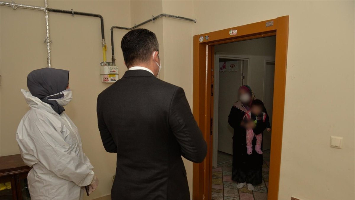 Erzurum Valisi Memiş Kovid-19 tanı ve temaslı kişileri evlerinde ziyaret etti