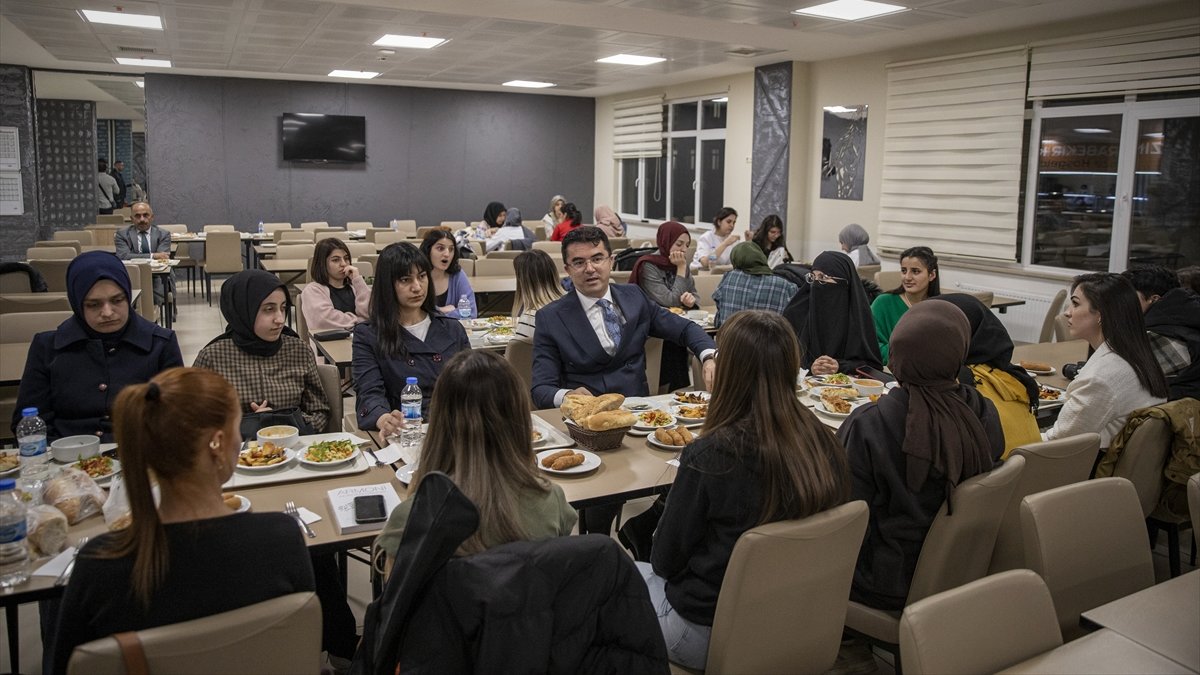 Erzurum Valisi Memiş, KYK yurdunda kalan kız öğrencilerle yemekte buluştu: