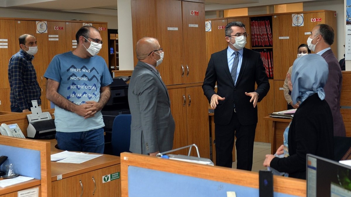 Erzurum Valisi Memiş'ten kamu çalışanlarına maske ve sosyal mesafe uyarısı