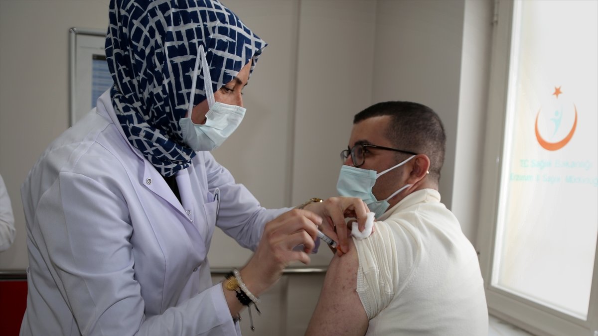 Erzurum Valisi Okay Memiş, Kovid-19 aşısı yaptırıp vatandaşları aşı olmaya davet etti