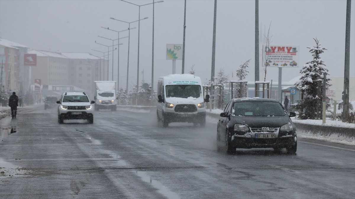 Erzurum ve Ağrı'da kar yağışı etkili oldu