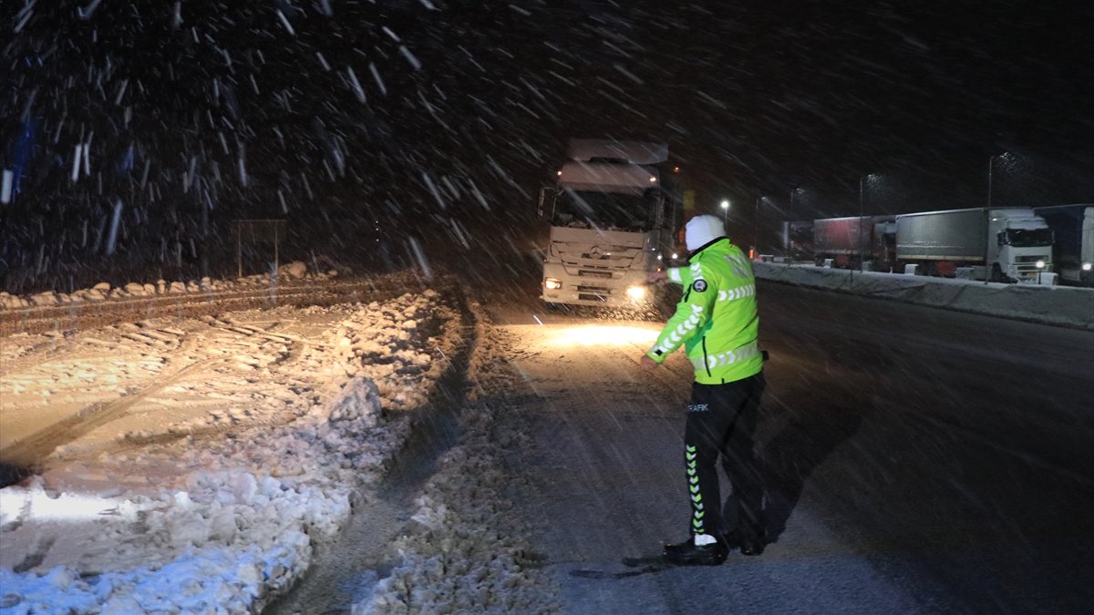 Erzurum ve Erzincan'da kar ve tipi ulaşımda aksamalara yol açıyor