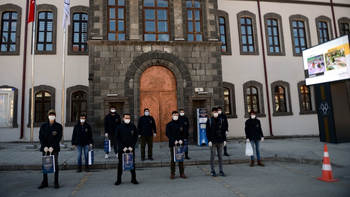 Erzurum ve Erzincan'da sokağa çıkma kısıtlamasında sokak hayvanları unutulmadı