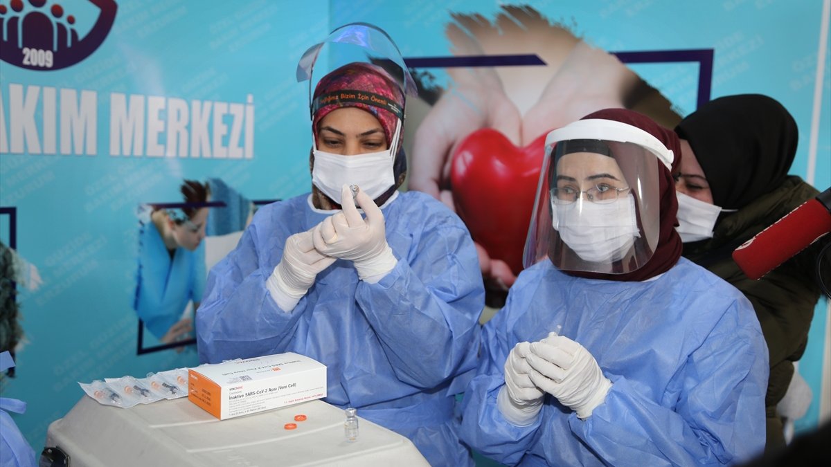 Erzurum ve Tunceli'deki huzurevi ve bakımevlerinde Kovid-19 aşısı yapılıyor