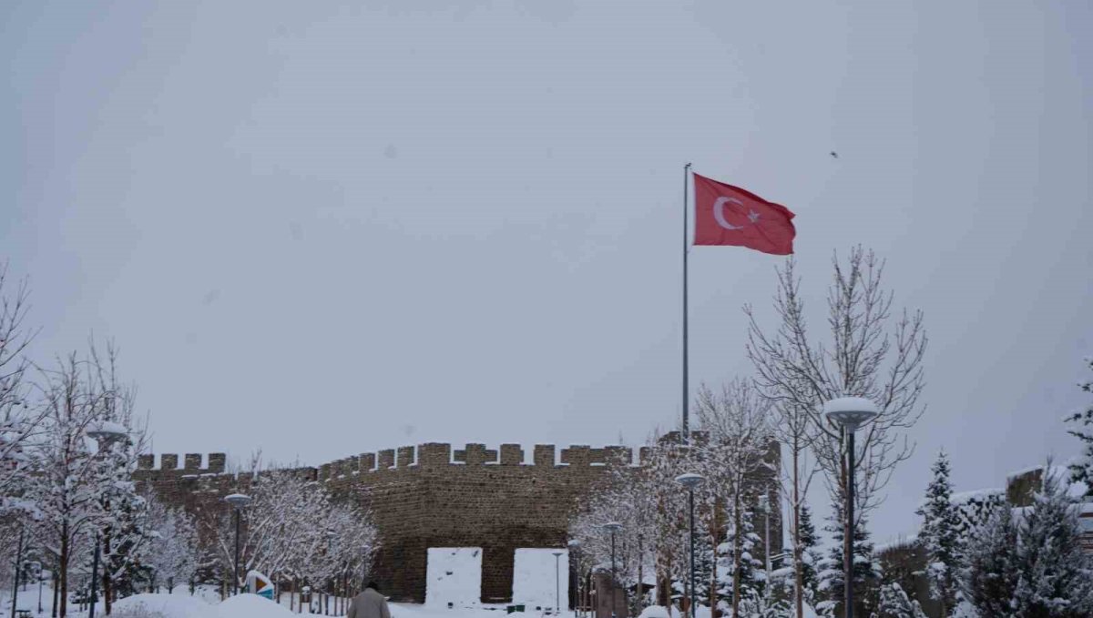 Erzurum yine beyaza büründü: 775 köy yolu ulaşıma kapandı