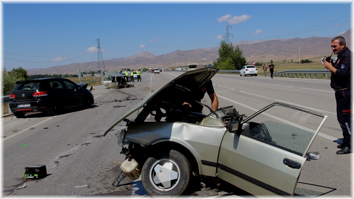Erzurum’da feci kaza, araç ikiye bölündü:5 yaralı