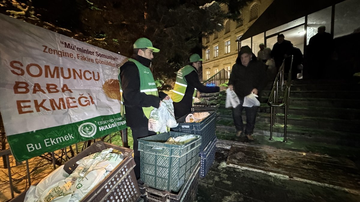 Erzurum’da Miraç Kandili’nde yüzlerce vatandaşa Somuncu Baba ekmeği