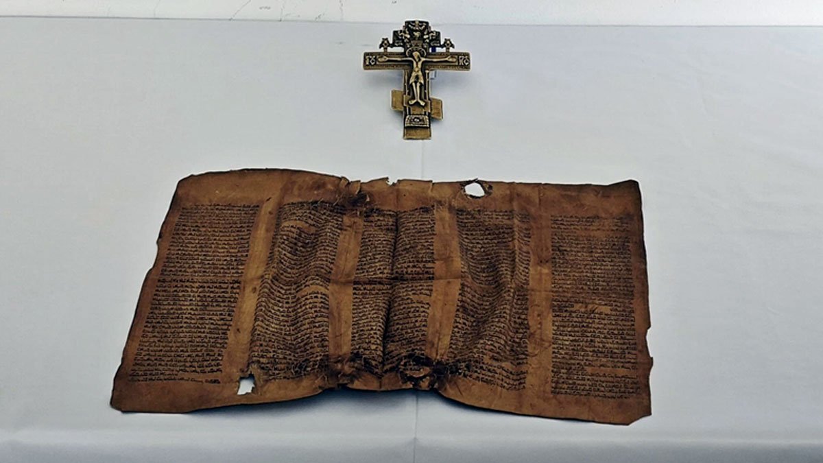 Erzurum’da tarihi eser operasyonu. Orta Çağ parşömeni ve bronz haç ele geçirildi