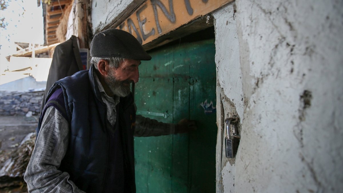 Erzurumlu 94 yaşındaki Hulusi dede hareketli yaşamıyla sağlığını koruyor