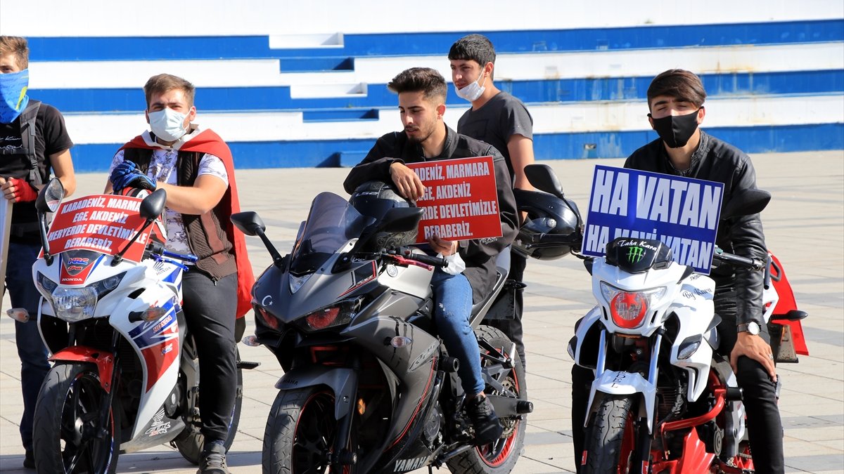 Erzurumlu bisiklet tutkunları Ege ve Akdeniz'deki gelişmelere tepkilerini "lastik" çevirerek gösterdi