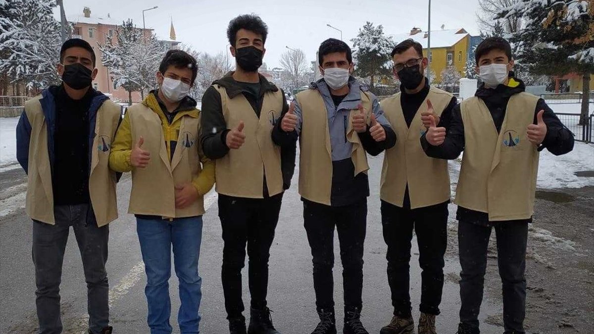 Erzurumlu gençler çetin kışta sokak hayvanlarını unutmadı