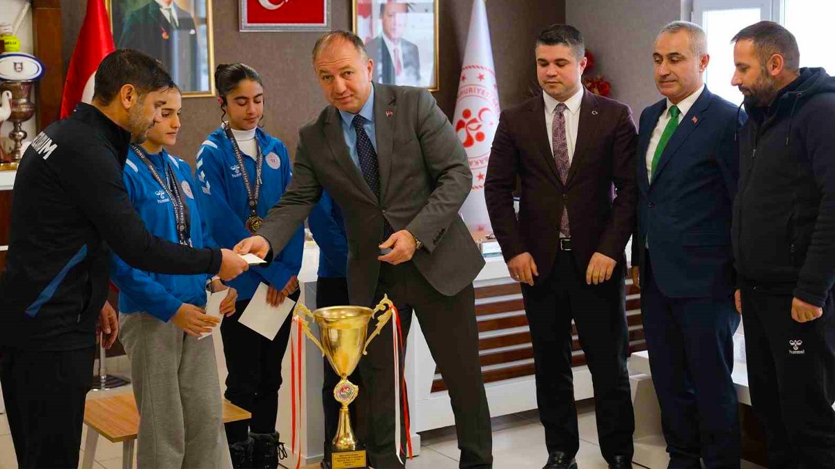 Erzurumlu kadın atletler Türkiye şampiyonu oldu: Kupayla ödüllendirildiler