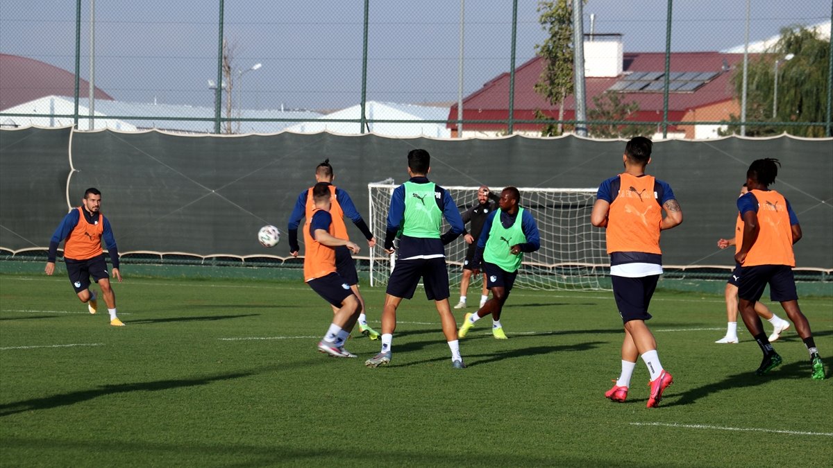 Erzurumspor Teknik Direktörü Mehmet Özdilek: "Saha avantajını kullanarak mücadelenin içinde olacağız"