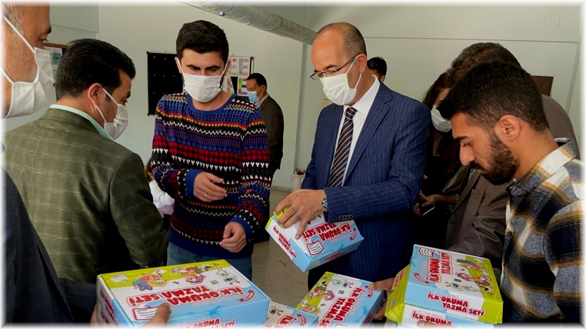 Esendere Belde Belediyesi öğrencilere kitap dağıttı