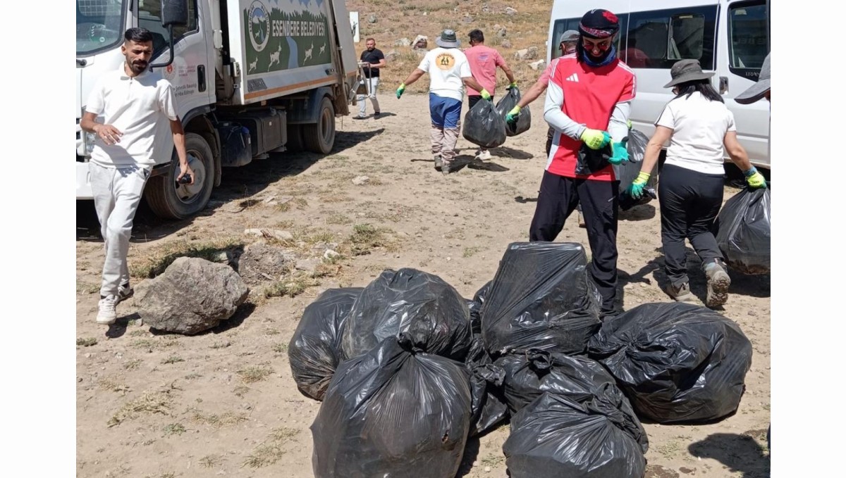 Esendere Belediyesi gönüllerle Sat Gölleri'nde çevre temizliği yaptı