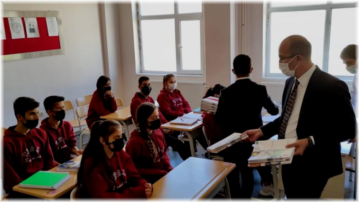 Esendere Belediyesi sınırda bulunan öğrencilere kitap hediye etti