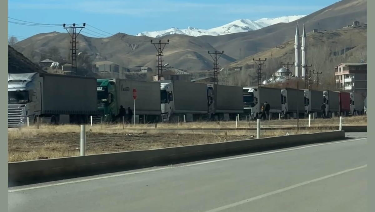 Esendere'de tır kuyruğu 2 kilometreyi buldu