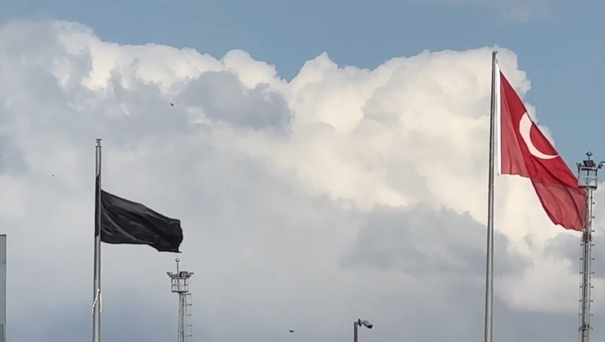 Esendere Sınır Kapısı'nda kısıtlama: İran tarafında dev siyah bayrak dikkat çekti