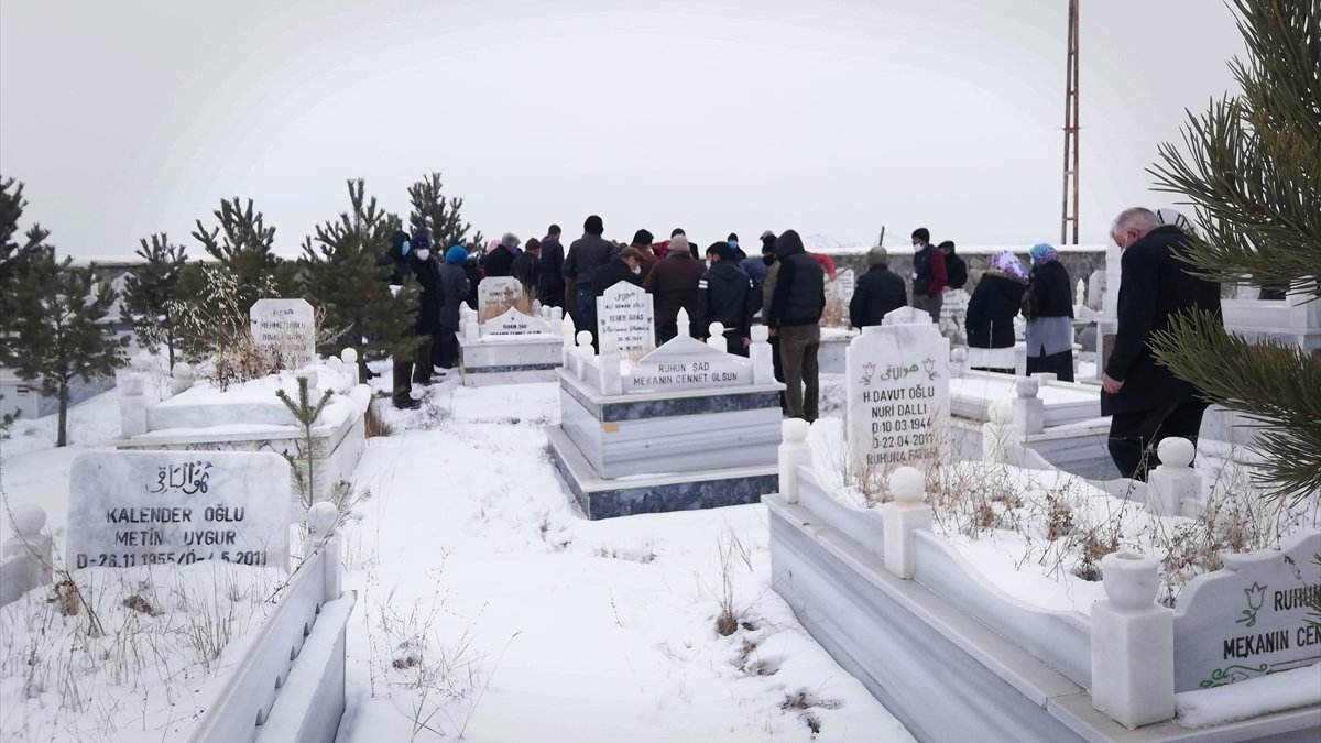Esenyurt'ta otelin 8. katından düşerek hayatını kaybeden Zerda Çurka Kars'ta defnedildi
