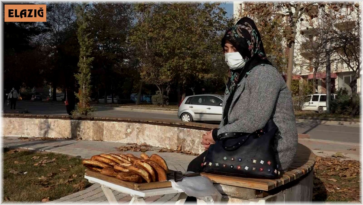 Eşi hastalanınca simit tablasını alıp sokağa çıktı, evinin hem annesi hem de babası oldu