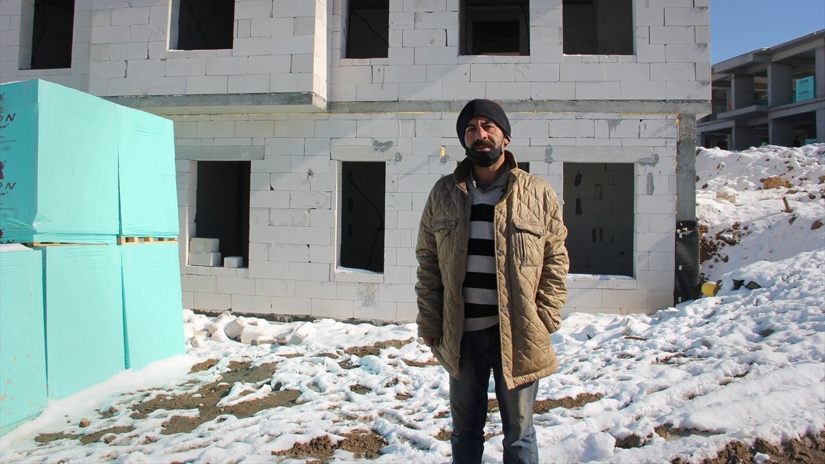 Eşi ve oğlunu depremde kaybeden depremzede hayata tutunma mücadelesi veriyor