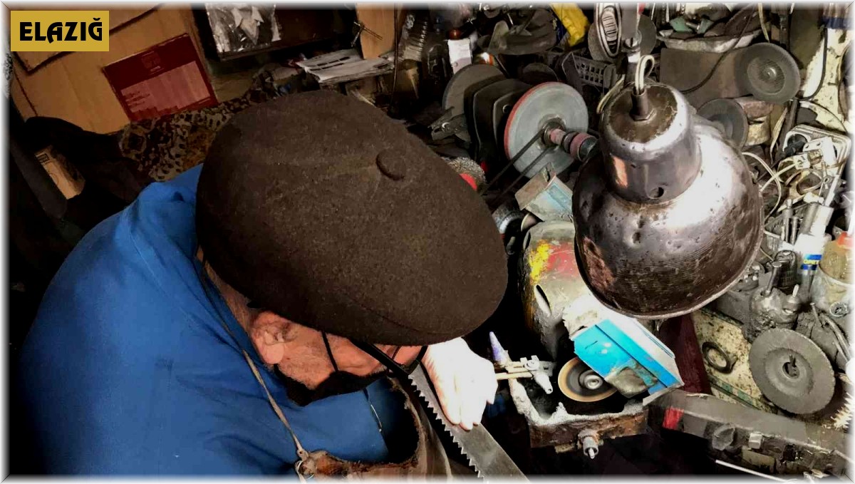 Eşine verdiği sözü tutmak için 85 yaşında bilemecilik yapıyor