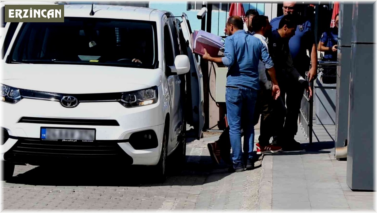 Eşini 22 bıçak darbesiyle öldüren sanık, susma hakkını kullandı