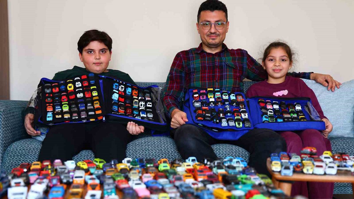 Eşinin hediyesiyle başladı: 16 yılda 1500 model araba biriktirdi