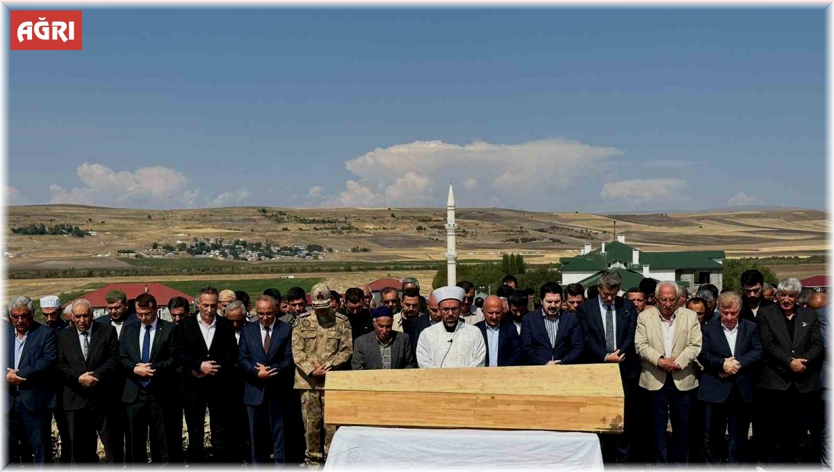 Eski Ağrı Belediye Başkanı Sayan'ın annesi son yolculuğuna uğurlandı