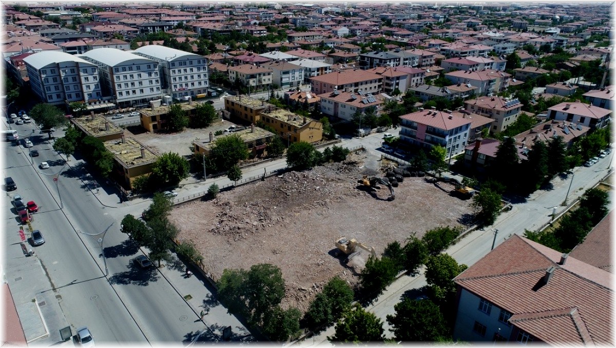 Eski askeri lojmanların yıkımına başlandı